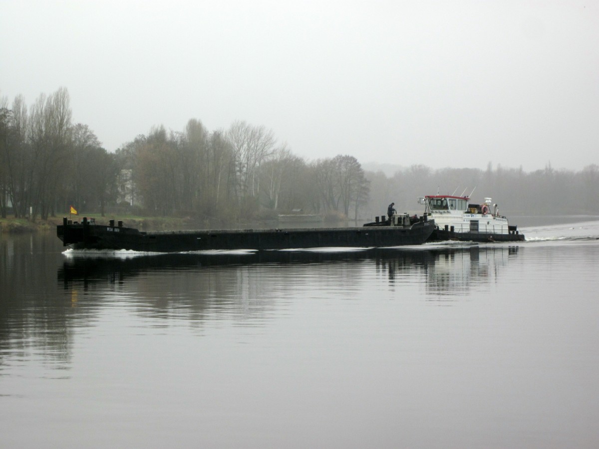 SB Molch (05033770 , 10,90 x 5,10) vom WSA Brandenburg ist mit dem SL DP 3532 am 10.12.2013 auf der Havel unterwegs und wird gleich die Glienicker Brücke mit Fahrtrichtung Potsdam unterqueren.