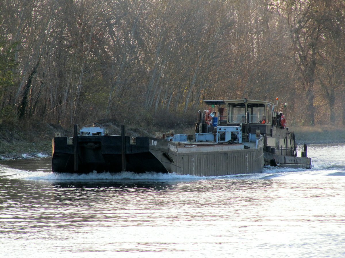 SB Moni (05610110 , 10,78 x 5,07m) schob am 28.11.2018 den Prahm K40 (24,93 x 5,09m) im Sacrow-Paretzer Kanal (UHW) bei Marquardt zu Berg.