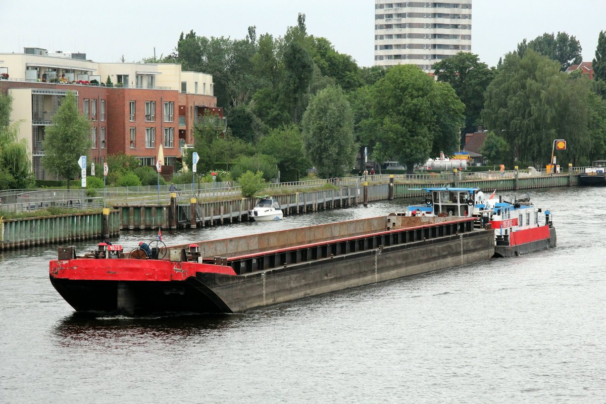 SB Muflon-05 (08351036 , 23 x 8,9m) schob am 26.06.2018 einen 65m langen Leichter auf der Havel in Berlin-Spandau zu Tal.