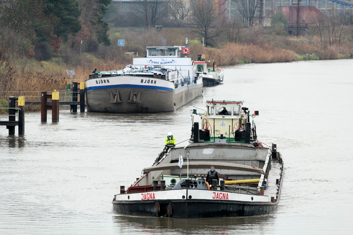 SB Navigar-1 (08356042 , 19,60 x 4,50m) schob am 25.11.2015  seinen GSL  Jagna zur Bergschleusung in die Schleuse Zerben / EHK.