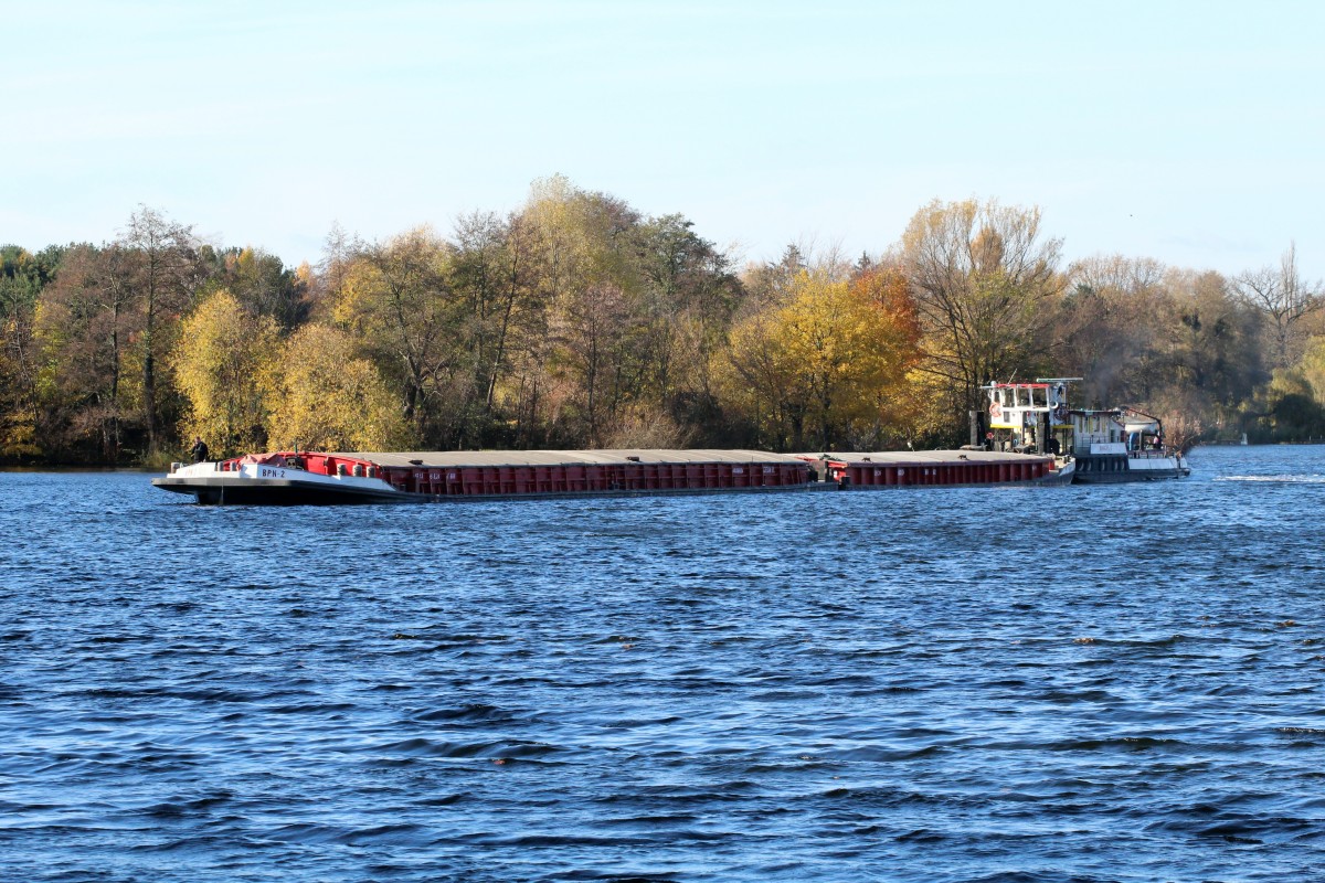 SB Navigar 3 (08351136) schob am 08.11.2015 zwei SL (PPN-2 / 08356034) + BPN-11 / 04031490) auf dem Weißer See / Sacrow-Paretzer Kanal zu Berg Richtung Berlin.