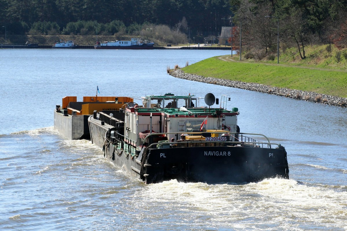 SB Navigar-8 (32200459) mit zwei Schuten für den Transport von Aushubmaterial im EHK kurz vor der Schleuse Hohenwarthe.