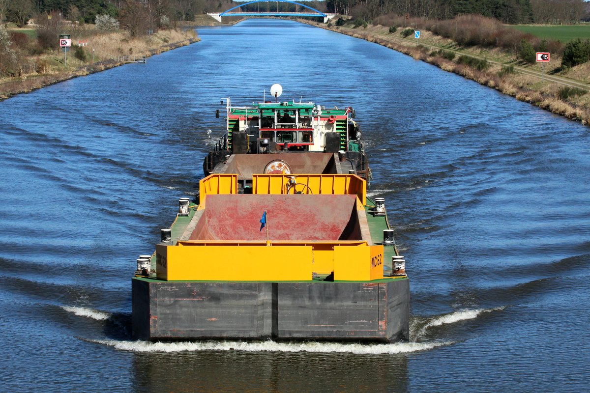 SB Navigar-8 (32200459) schob am 01.04.2016 zwei Schuten die für den Transport von Aushubmaterial dienen im EHK bei Niegripp gen Westen.