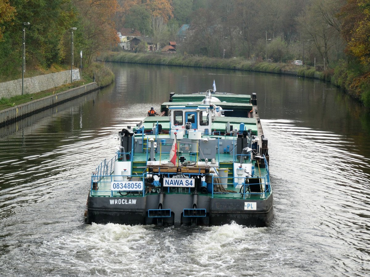 SB Nawa S4 (08348056) schob am 10.11.2016  seinen Leichter  im Teltowkanal (Tek) zu Berg durch Berlin-Wannsee/Kohlhasenbrück.