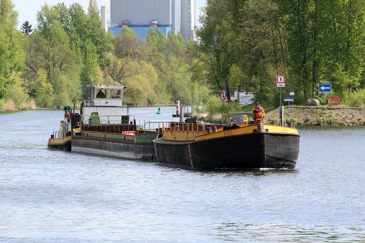 SB Neptun (05608900) schob am 26.04.2017 die beiden Schuten Kiel (05601230 , 23,88 x 6,01m) u. EM170 (05608110 , 35,26 x 5,22m) die Spree an der Spreemündung zu Tal und bog nach Steuerbord in die Havel zu Berg ein. 