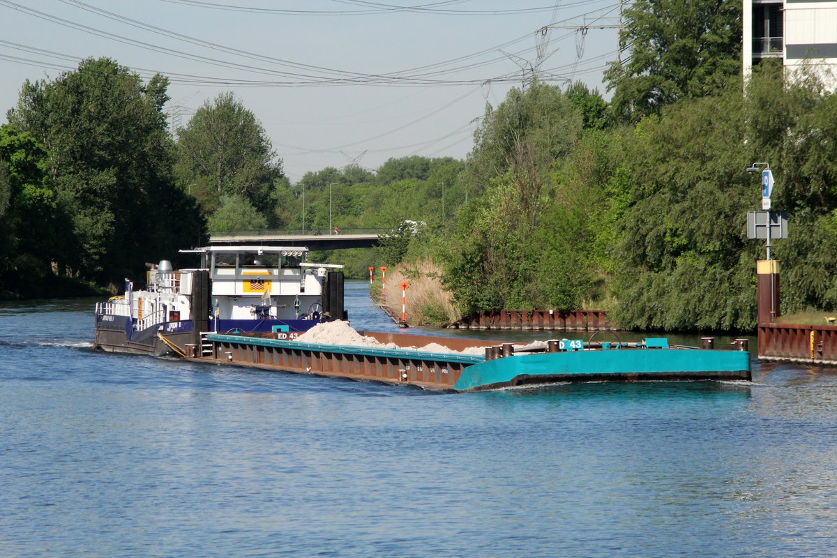 SB Orion II (05609480 , 25,22 x 8,16m) schob am 18.05.2017 den SL ED 43 (04802750 , 61,04 x 8,20m) auf der Spree in Berlin-Charlottenburg zu Berg. 