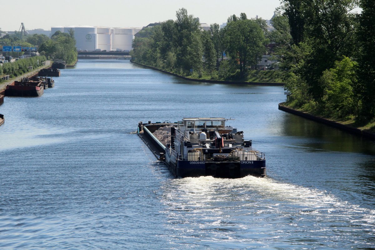 SB Orion II (05609480) & SL ED 43 (04802750) am 18.05.2017 auf dem Westhafenkanal in Berlin zu Berg zum Westhafen (im Hintergrund).