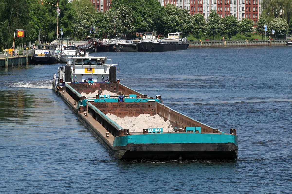 SB Orion II (05609480 , 25,22 x 8,16m) am 19.05.2017 mit 2 je 61m langen Leichtern der ED-Line auf der Havel in Berlin-Spandau zu Tal. Der Verband wurde am Ufer gekoppelt da ein Befahren der Havel in Berlin-Spandau u.d. Spree in dieser Gesamtlänge nicht zulässig ist.