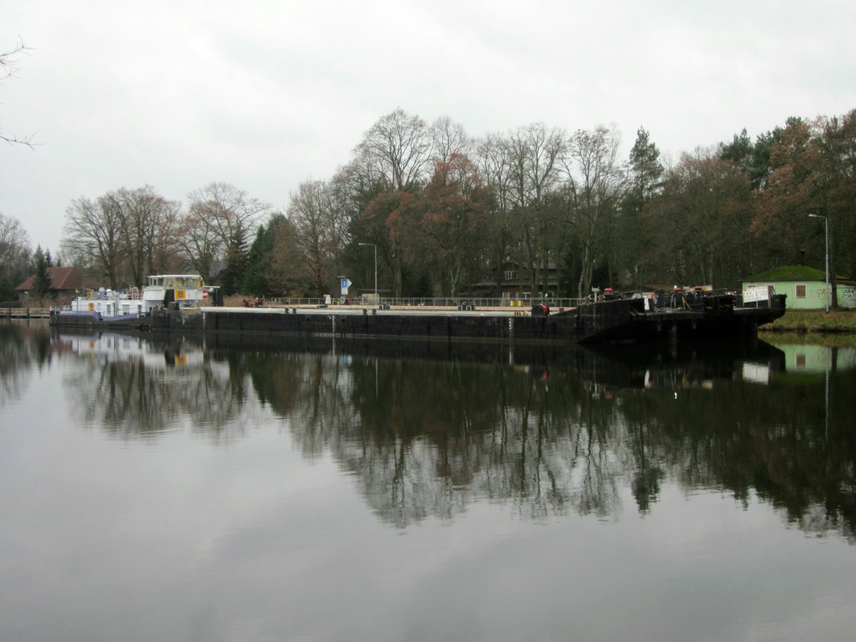 SB Orion II (05609480) mit zwei  Schwergutleichtern  am 18.12.2015 stillliegend oberhalb der Schleuse Lehnitz / Havel / Havel-Oder-Kanal.