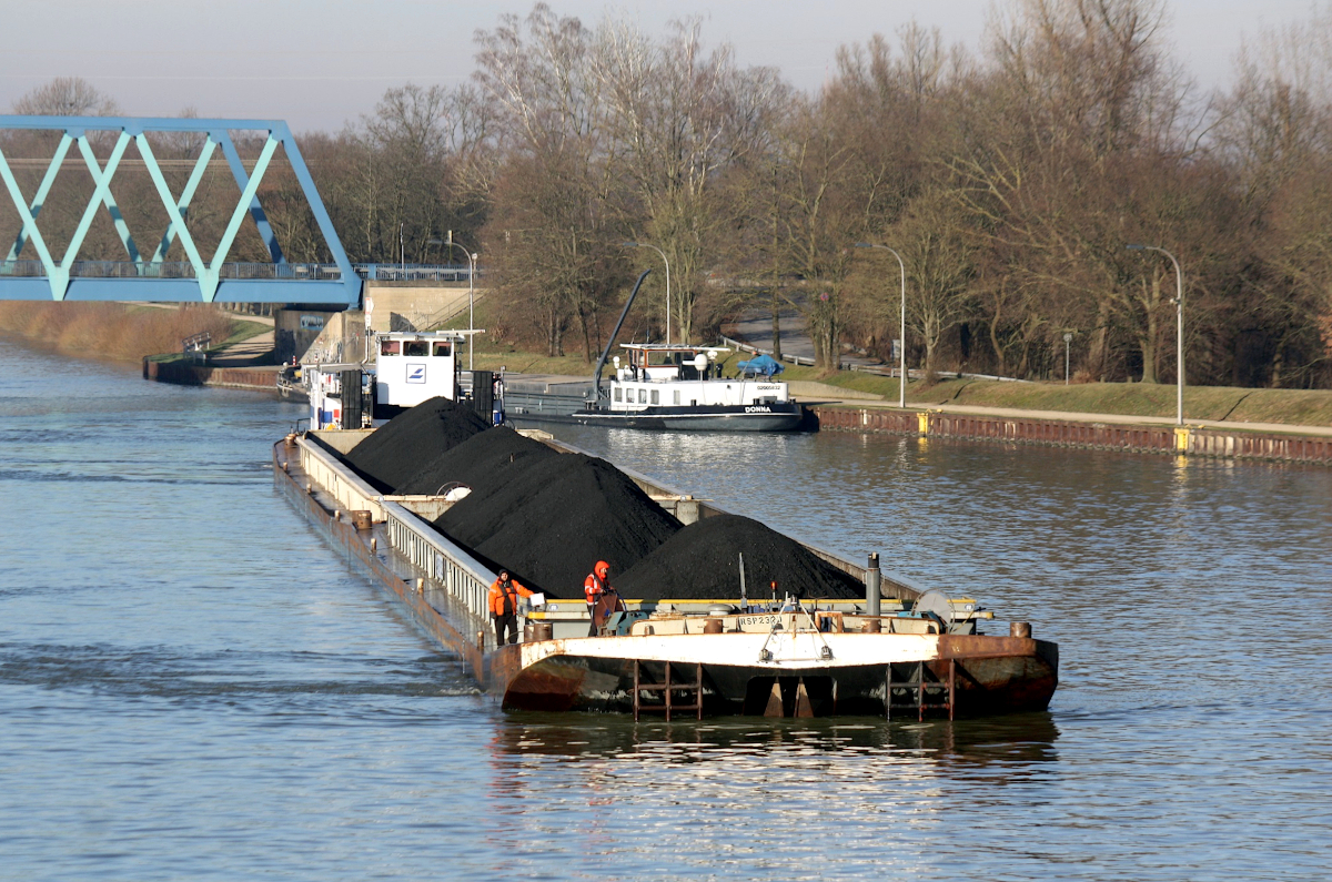 SB RHENUS WESEL (ENI: 02313646) L.15,17 m 9,40 m Flagge Deutschland mit zwei SL am 11.01.2024 auf dem WDK an der Schleuse Datteln. 