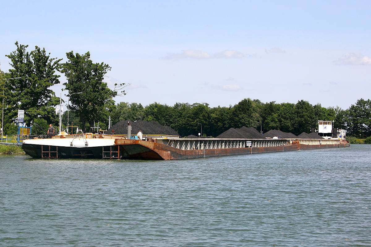 SB RHENUS WESEL (ENI:02313464) L.15,17m B.9,50m T 51 Flagge Deutschland & Leichter RSP (ENI:02333605) L.76,5m B.11,40m T 2401 und Leichter RSP (ENI:02334469) L.76,5m B.11,40m T 2401 auf dem DEK zu Berg am 24.08.2021 in Datteln. 