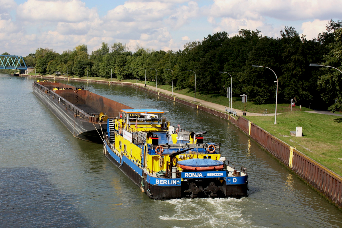 SB RONJA (ENI:05802220) L.25,33 m B.8,22 m  Flagge Deutschland auf dem WDK am 29.09.2022 an der Schleuse in Datteln zu Tal.