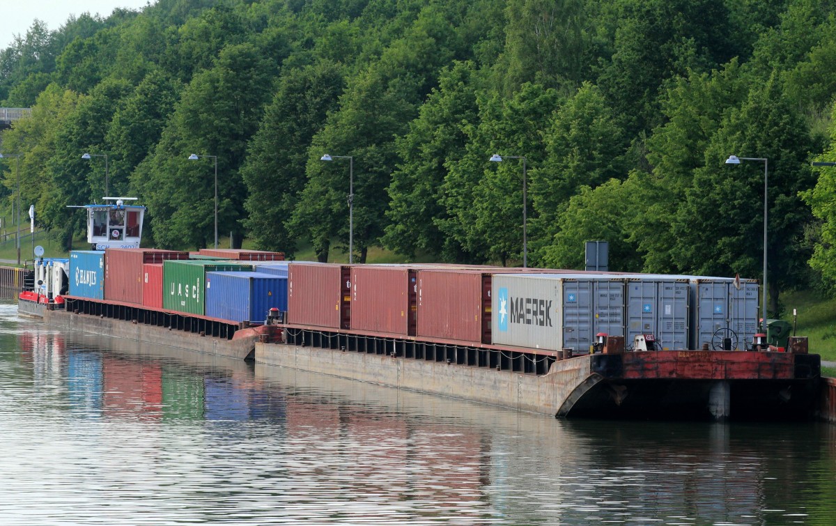 SB SCH 2407  (05602680 , 16,39 x 8,15m) mußte am 25.06.2015 mit seinem Verband auf seine Bergschleusung in Uelzen II im Unterwasser der Schleuse warten.