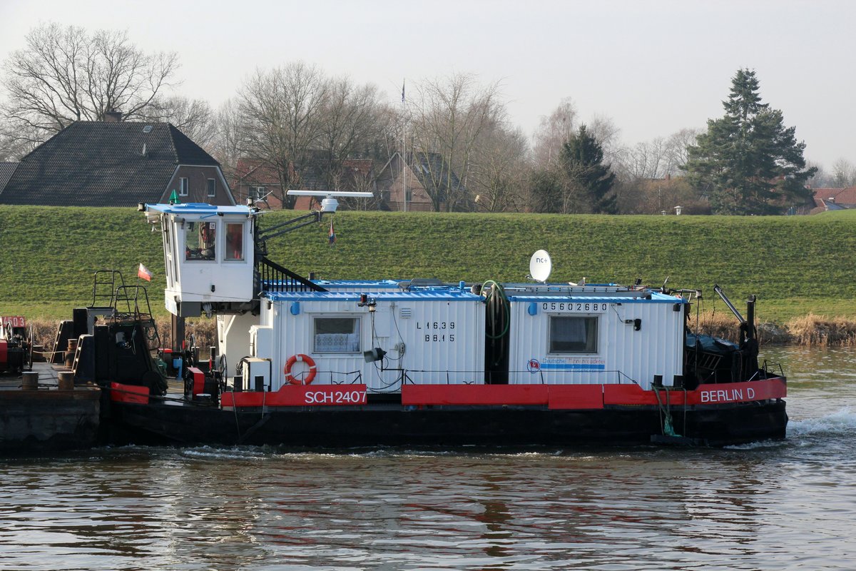 SB SCH 2407 (05602680 , 16,39 x 8,15m) am 08.02.2018 bei Artlenburg in den ESK von der Elbe zu Berg kommend einfahrend. 