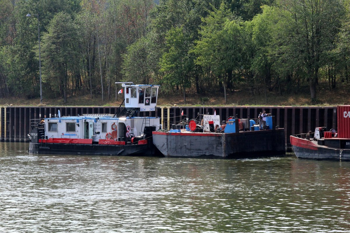 SB SCH 2407 (05602680 , 16,39 x 8,15m) koppelte am 23.08.2018 im Unterwasser des Schiffshebewerkes Scharnebeck / ESK die Kopfbarge Bug 5 (02315264 , 9,57 x 9,52m) an  seinen  zu Berg zu schiebenden Container-Verband an.