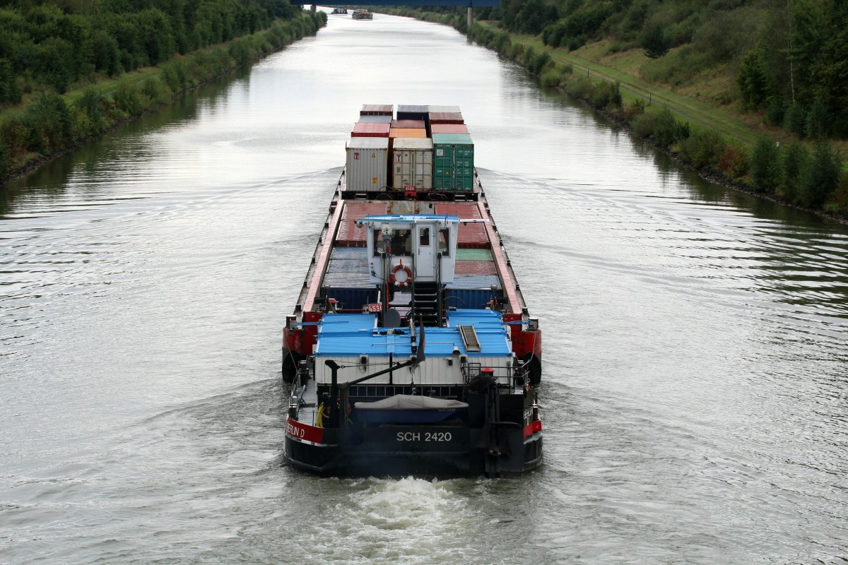 SB SCH 2420 (05502220 , 16,50 x 8,20m) schiebt am 11.09.2014 seinen Verband im ESK Richtung Schiffshebewerk Lüneburg / Scharnebeck bei Esterholz zu Tal. 