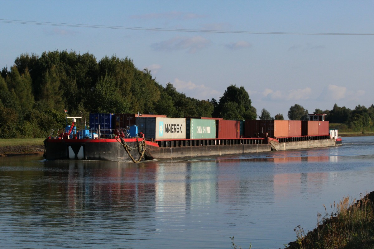 SB SCH 2423 (04031740 , 16,50 x 8,20) schob am 11.09.2014 zwei  Container-Leichter  4523 ( 05603220 , 65 x 9,50) und 4501 (05612080 , 65 x 9,50) sowie die Kopfbarge Datrans 3 (L 8,05 - B 9,57) im ESK bei Lüder zu Tal.