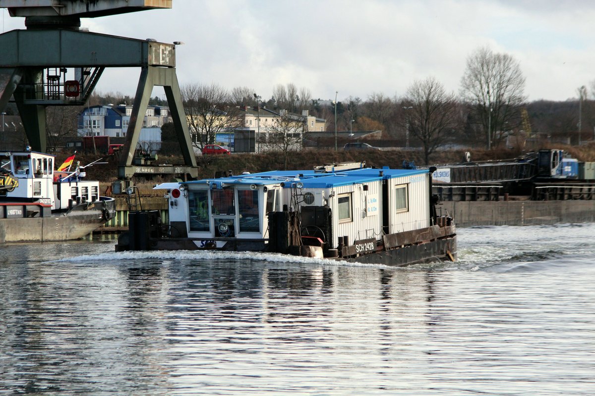 SB SCH 2428 (05603910 , 16,48 x 8,12m) am 16.01.2018 auf der Havel in Berlin-Spandau zu Berg. Ganz schön Buglastig diese Art der Schubboote.