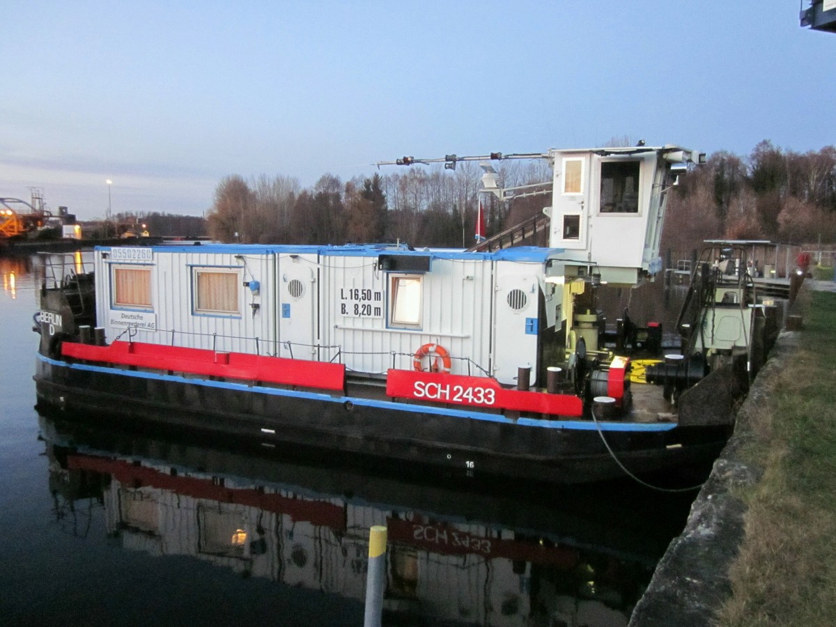 SB SCH 2433 (05502260 , 16,50 x 8,20m) am 10.12.2015 im Hf. Königs-Wusterhausen , es ist Feierabend.