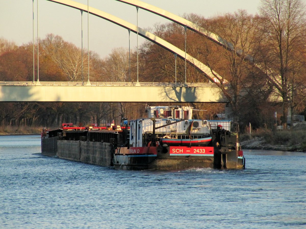 SB SCH 2433 (05502260 , 16,50 x 8,20m) schob am 28.11.2018 im Sacrow-Paretzer Kanal (UHW) 3 je 32,50m lange Leichter zw. der Eisenbahnbrücke und der Strassenbrücke Marquardt zu Berg.