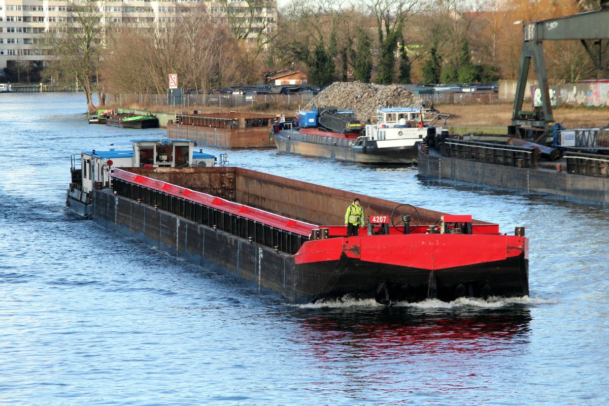 SB SCH2428 (05603910 , 16,48 x 8,12m) schob am 16.01.2018 den 65m langen Leichter SL4207 in Berlin-Spandau auf der Havel zu Tal.