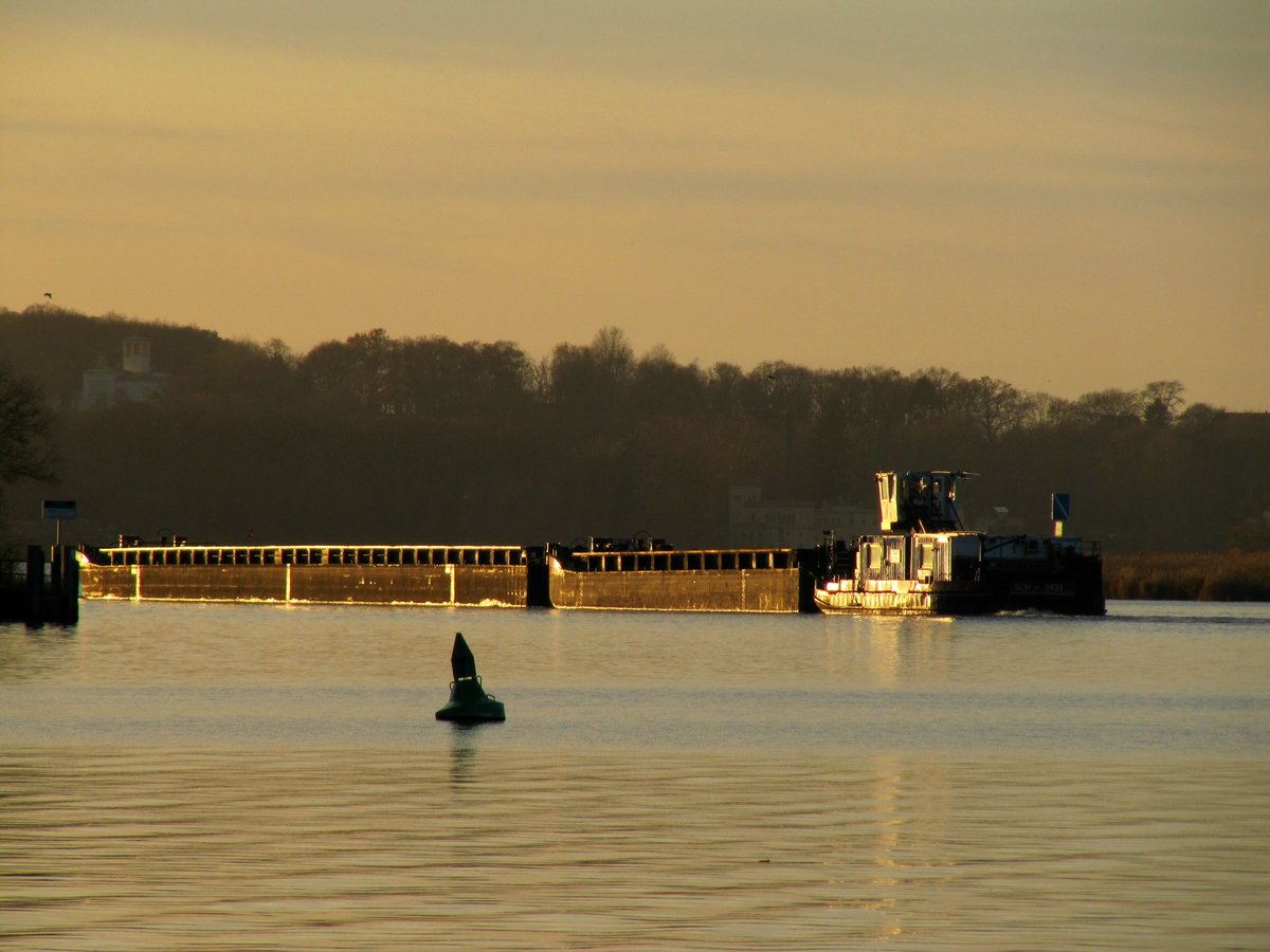 SB SCH2433 (05502260 , 16,50 x 8,20m) am 05.12.2018 auf der Havel zu Tal beim Passieren des Krughorns (zu Berlin). Im Hintergrund sind Teile des Cecilienhofes  bzw. der Meierei (zu Potsdam) zu sehen. 