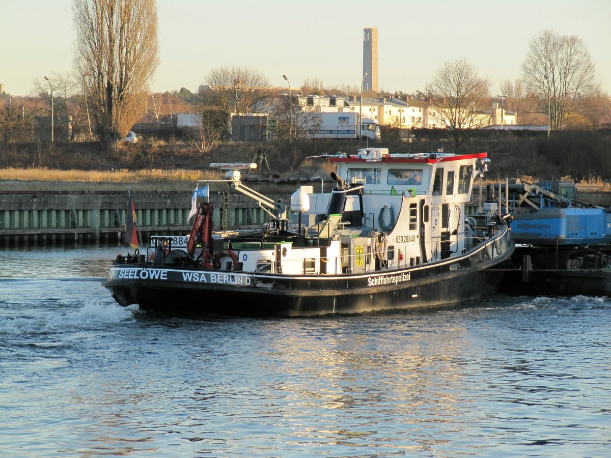 SB Seelöwe (05028840 , 22 x 5,10m) vom WSA Berlin am 29.11.2016 auf der Havel in Berlin-Spandau auf Talfahrt.