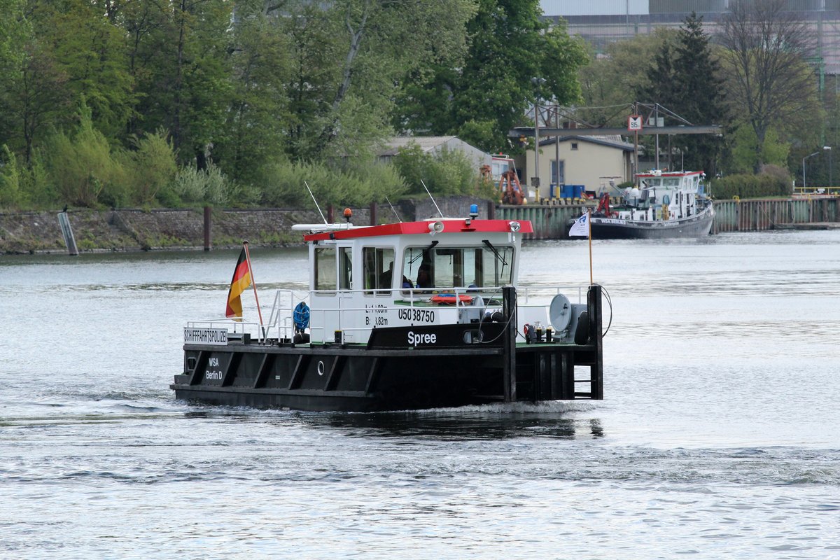 SB Spree (05038750 , 13,08 x 3,82m) vom WSA Berlin am 26.04.2017 auf Talfahrt an der Spreemündung in Berlin-Spandau.