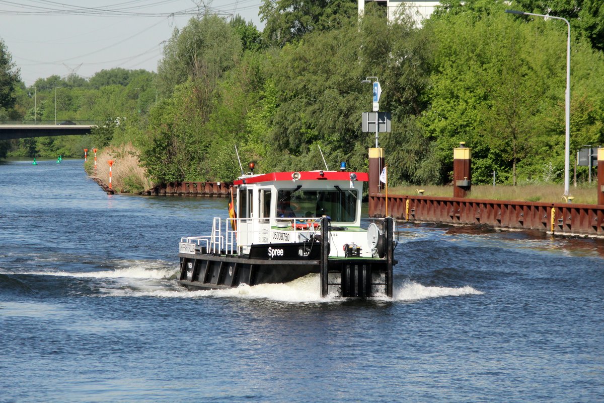 SB Spree (05038750 , 13,08 x 3,82m) am 18.05.2017 auf der Spree in Berlin zu Berg zur Schleuse Charlottenburg.