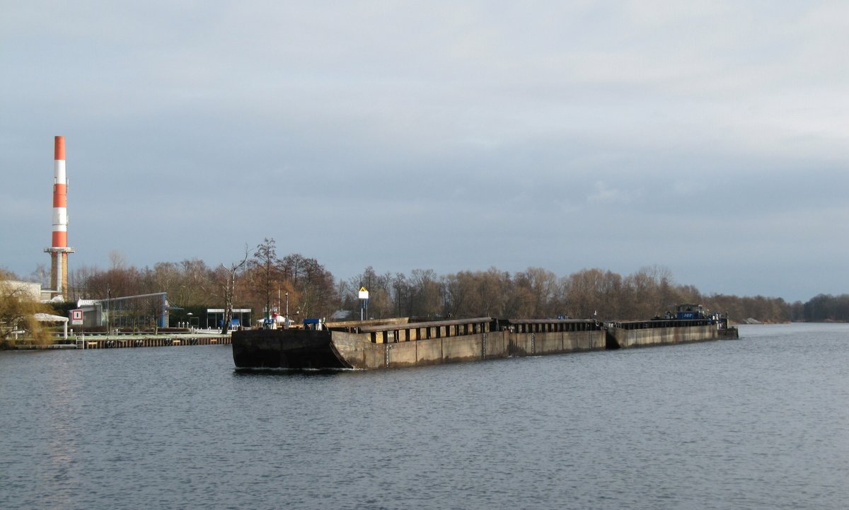 SB SSS Argo (05608850) schob am 17.01.2018 2 je 32,50m lange und einen 65m langen Leichter auf der Havel zu Tal. Hier kurz vor der Schleuse Brandenburg.