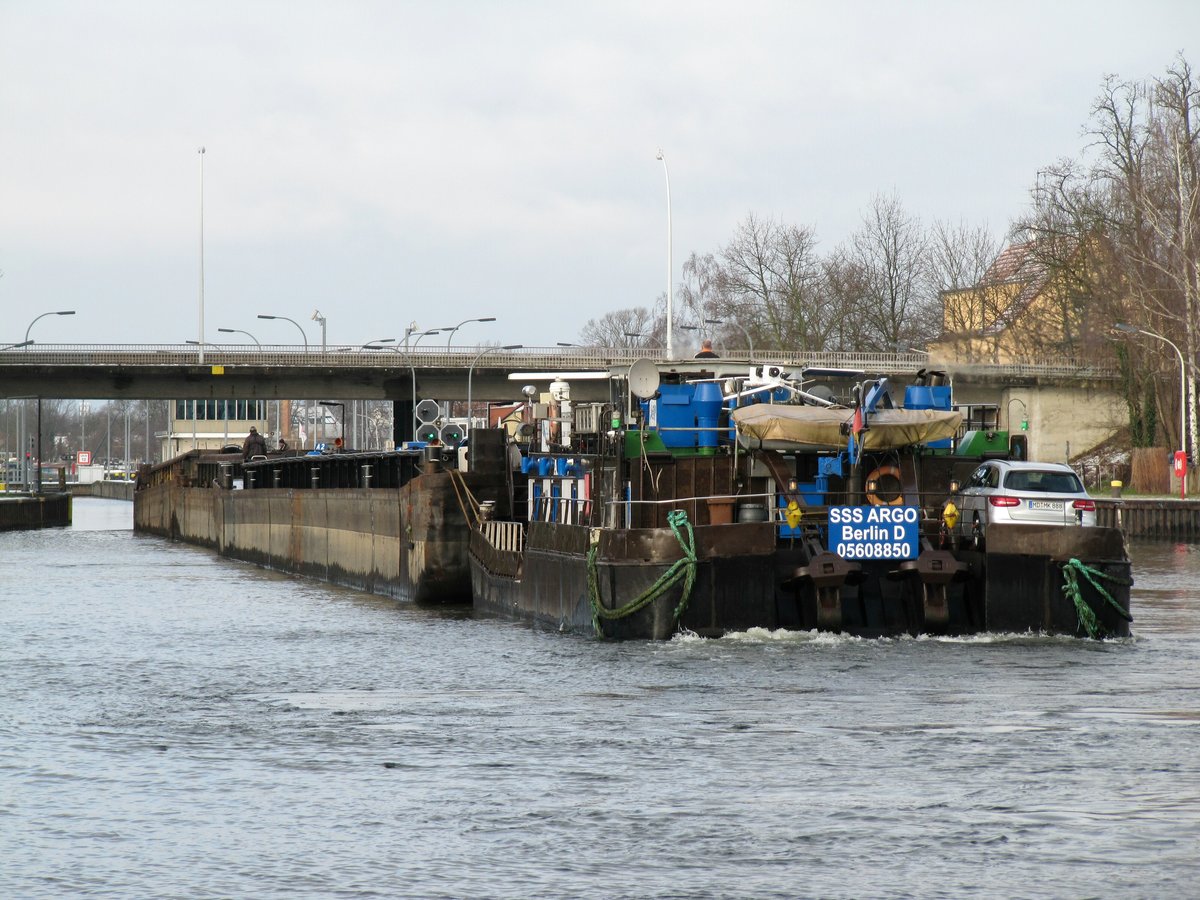 SB SSS Argo (05608850) schob am 17.01.2018 seine Leichter in die Südkammer der Schleuse Brandenburg um zu Tal geschleust zu werden.