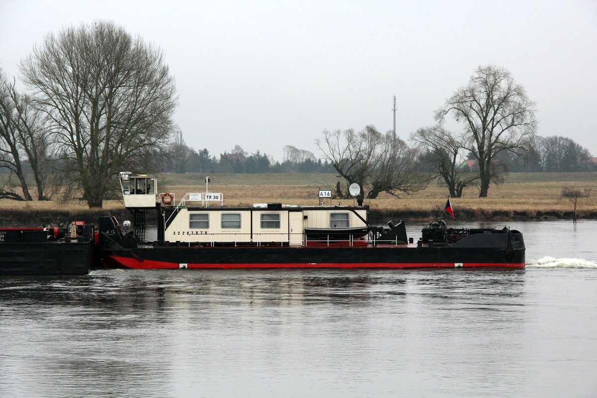 SB TR30 (32201070 , 27,17 x 8,70m) am 26.01.2018 auf der Elbe am km 416 zu Tal.