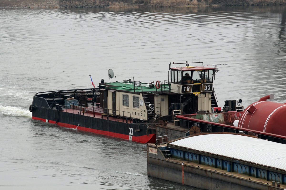 SB TR33 (32200042 , 27,20 x 8,71m) am 11.02.2017 auf der Elbe zw. der A2 und der Trogbrücke zu Tal. 