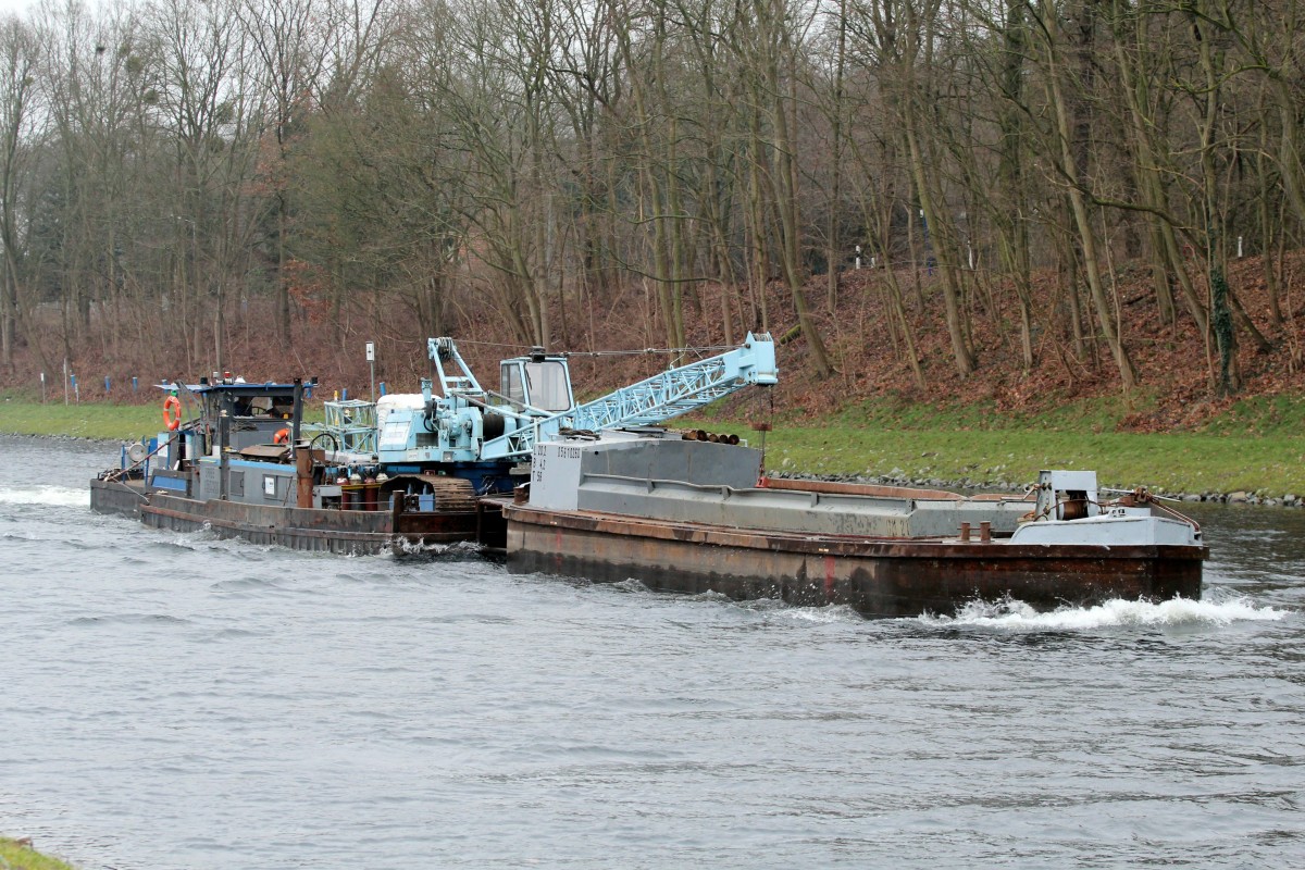 SB Trave (05601750 , 9,42 x 4m) schob am 05.01.2015 im Sacrow-Paretzer Kanal bei Potsdam-Nedlitz zwei Arbeitsbargen (05602000 , 17,95 x 6,12m und 05610260 , 20,2 x 4,2m) incl. Kettenbagger zu Tal.