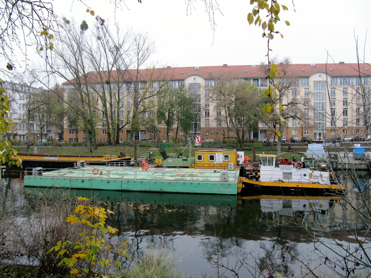 SB Ursus (05612520 , 10,71 x 5,08m) lag am 21.11.2019 mit dem aus Kleinfahrzeugen zusammengestellten Ponton oberhalb der Schloßbrücke in Berlin-Charlottenburg auf der Spree.