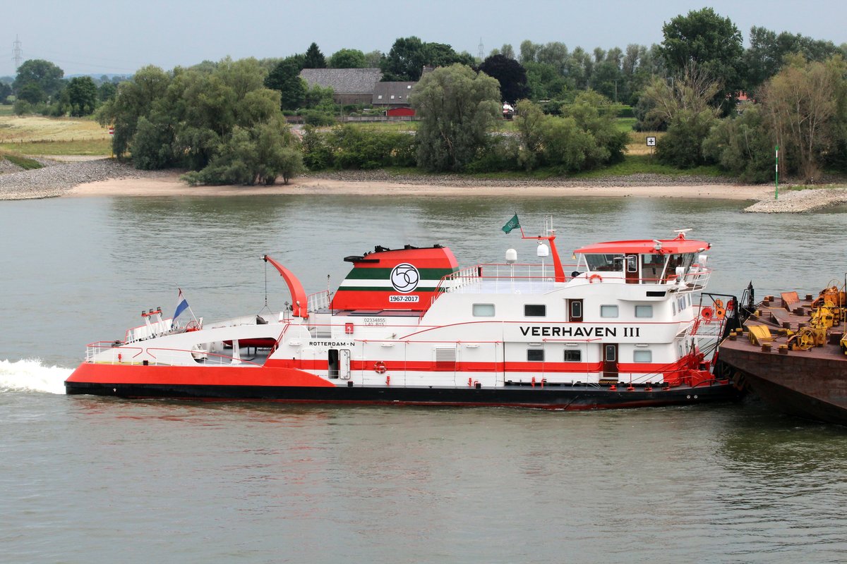 SB Veerhaven III Waterbuffel (02334855 , 40 x 15m , 3 x 1850 PS) am 06.07.2017 bei Rees auf Rhein-Talfahrt. Die Reederei feiert ein Jubiläum (1967-2017).