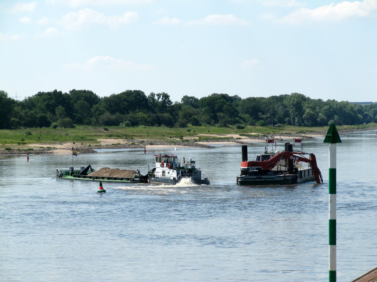 SB Yak (05035400 , 10,71 x 5,10m)vom WSA Magdeburg drehte am 19.06.2017 nach dem Beladen der Klappschute vom Baggerschiff nach Backbord in die Elbe zu Tal ab.