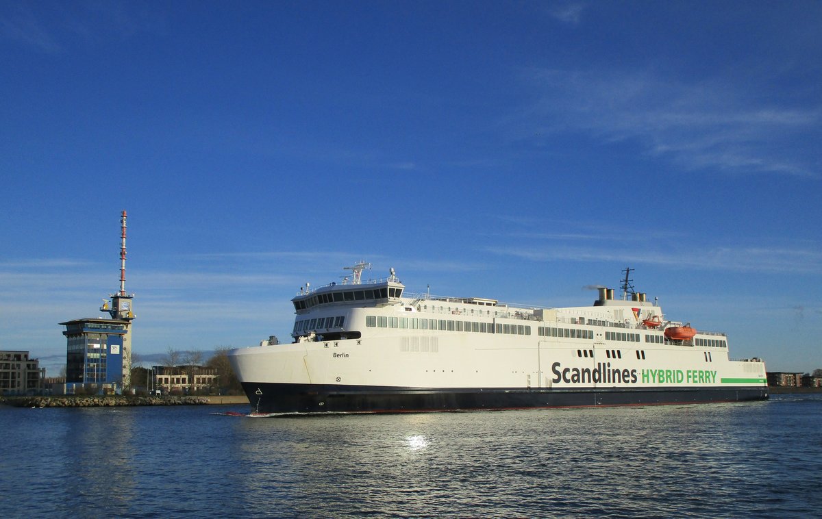 Scandlines Fähre Berlin (IMO 9587855 , 169,50 x 25,40m) am 05.02.2020 Auslaufend Warnemünde Höhe der Lotsenbrüderschaft.