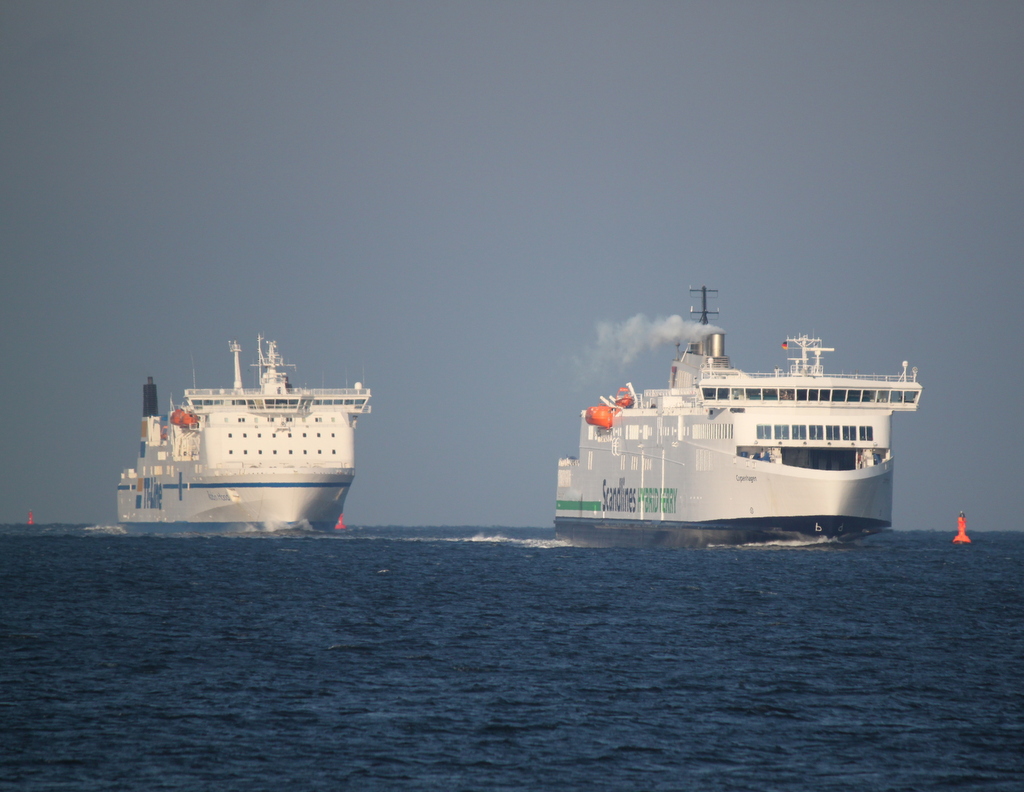 Scandlines Fähre Copenhagen und TT-Line Fähre Robin Hood im Seekanal vor Warnemünde.14.01.2018