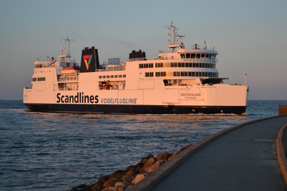 Scandlines-Fähre Deutschland, einlaufend im Abendrot in Puttgarden. 02.05.2014.