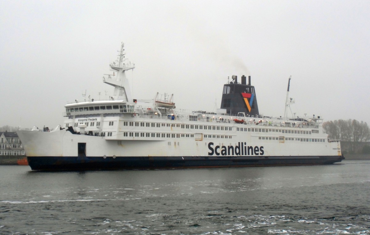 Scandlines Fährschiff  Kronprins Frederik  auslaufend Rostock am 29.10.14