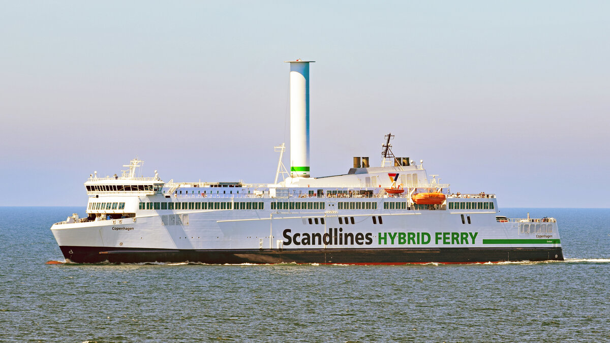 Scandlines Hybrid Ferry COPENHAGEN (IMO 9587867) am 05.06.2022 in der Ostsee auf dem Weg von Gedser nach Rostock-Warnemünde