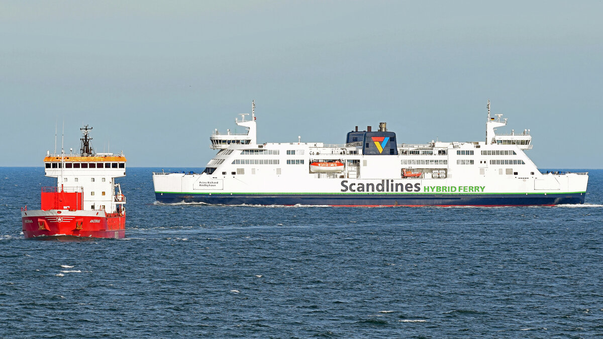 Scandlines Hybrid ferry PRINS RICHARD am 05.06.2022 in der Ostsee. Links im Bild: General Cargo Ship ANZORAS