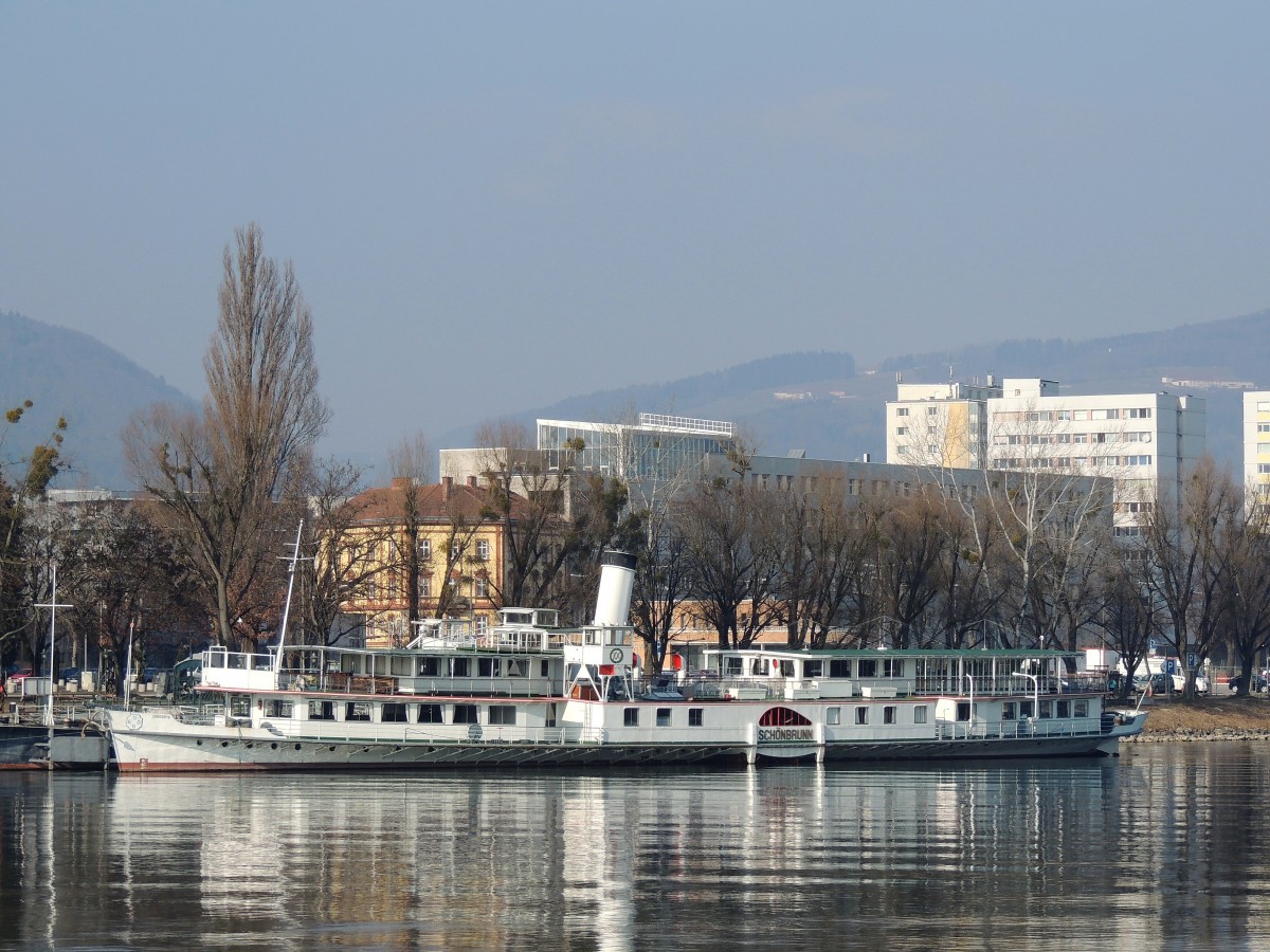 Schaufelraddampfer SCHÖNBRUNN (L=74,62m; B=15,8; Bj1912; max.1200PS; max.500Passagiere)ist im Besitz der ÖGEG, und wartet in Linz-Urfahr auf die nächste Saison; 150227