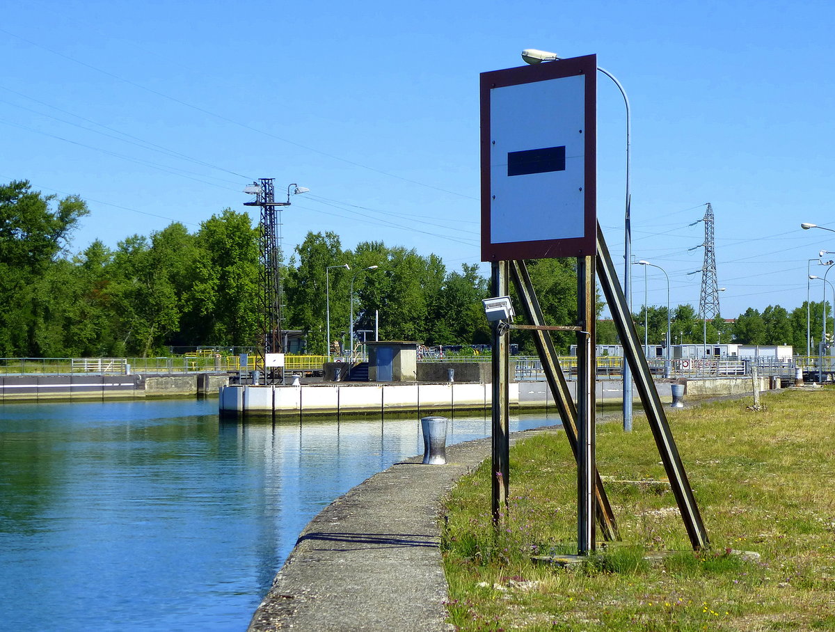 Schiffahrtszeichen an der Rheinschleuse Fessenheim  Gebot, unter bestimmten Bedingungen anhalten , Aug.2017  