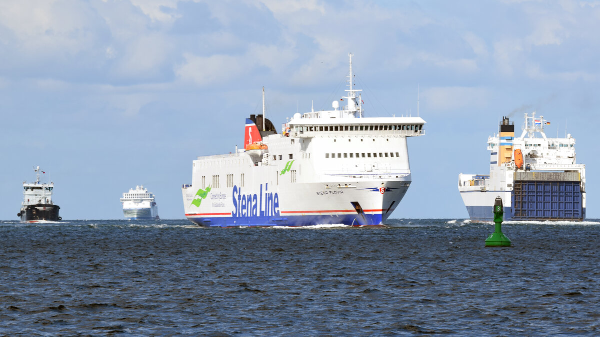 Schiffe in der Ostsee vor Lübeck-Travemünde (09.07.2022). Von links nach rechts: Tanker FOX LUNA, TT-Line-Fährschiff NILS HOLGERSSON, Stena-Line-Fährschiff STENA FLAVIA und die Ro/Ro-Fähre BORE SEA