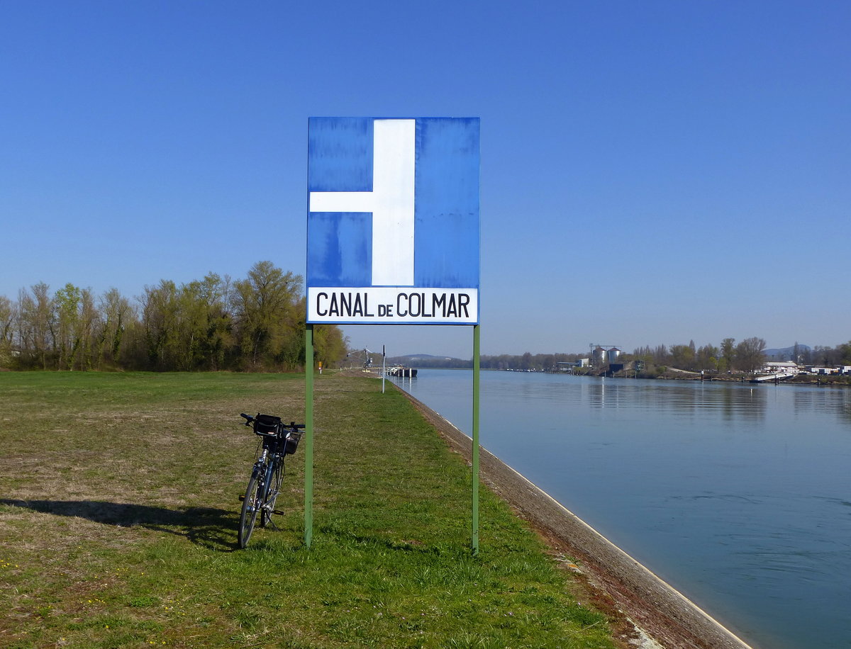 Schifffahrtszeichen am Rhein im Hafengebiet von Neu-Breisach (Neuf-Brisach), zeigt die einmndende Wasserstrae als Nebenwasserstrae an, hier den Colmar-Kanal, Mrz 2017