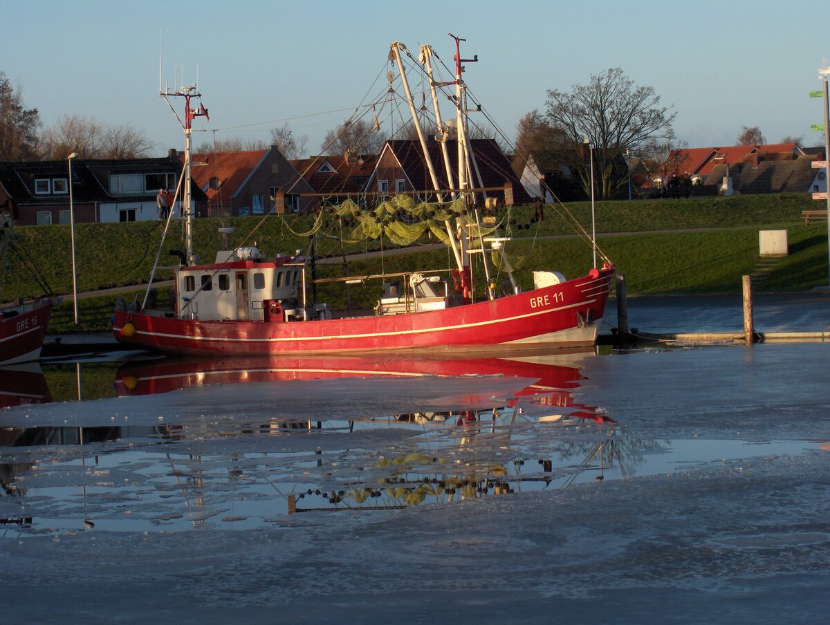 Schiffkutter  KORSAR , MMSI 211528000, am 28.12.2000 im Hafen von Greetsiel. Der 21 m Trawler wurde 1980 gebaut bei L. Voss in Aurich-Ihlow und ebenfalls 1980 registriert als GRE 11 für Siegfried Gruchow aus Greetsiel.