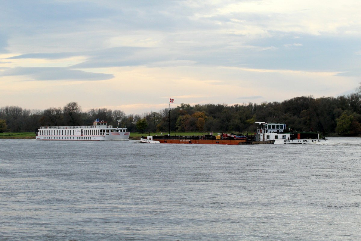 Schiffs-Begegnung am 03.11.2014 auf der Elbe südlich von Rogätz. TMS Dettmer Tank 83 (04015310) auf Bergfahrt und KFGS Frederic Chopin (04801240) auf Talfahrt.