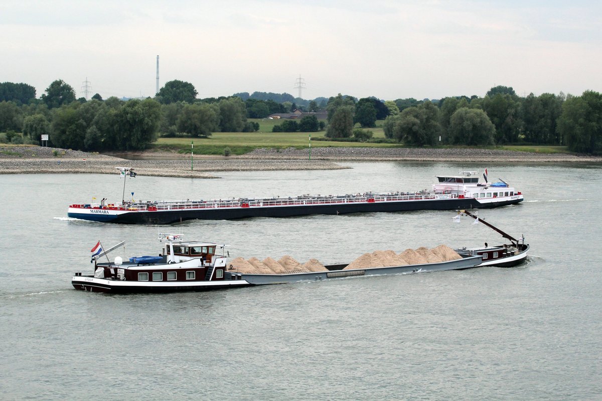 Schiffsbegegnung am 06.07.2017 bei Rees auf dem Rhein. TMS Marmara (02334311 , 110 x 11,45m , im Hintergrund) fährt zu Berg , der  Kieskutscher  GMS Monico (02318869) zu Tal Richtung Niederlande.